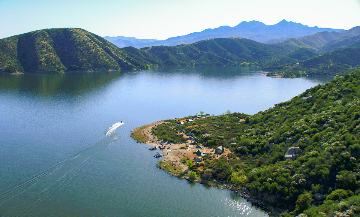 CA_DWR's tweet image. Silverwood Lake in San Bernardino County has a warning algal bloom advisory. Always keep yourself and pets away from algal blooms. For algal blooms updates, go to water.ca.gov/News/News-Rele….