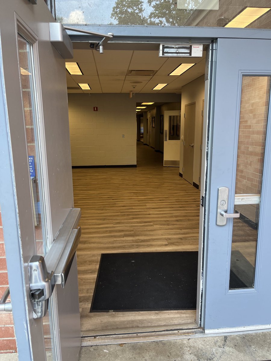 DanThomasWSMV's tweet photo. Have you noticed this week that when you walk inside a building, it feels like an Arctic cold front blasts you in the face?!?

#HeatWaveProblems 

⁦@WSMV⁩ 
#FirstAlert https://t.co/rwVXYNGute