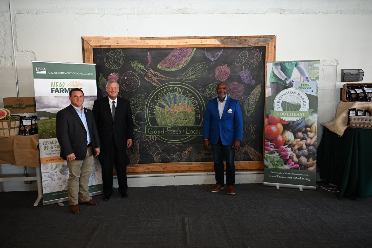 Yesterday, when I visited @CommonMarketSE, I was amazed by the incredible artwork of local artist Trinity Harrison. Her work perfectly captures what @USDA is striving to achieve, and she did it all freehand! Thank you, Trinity, for this special gift.