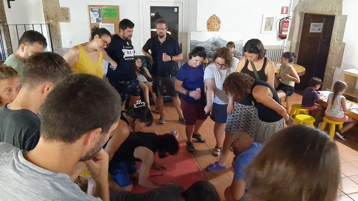 betacamp_edu's tweet photo. Assemblea i creació de nodes al #betacamp23. Itineraris didàctics, fonamentació, autonomia de  l'alumnat, pensament crític, cultura restaurativa, joc i aprenentatge, didàctiques específiques i ABP... #betacamp Hem començat! https://t.co/V6nMKFeVce