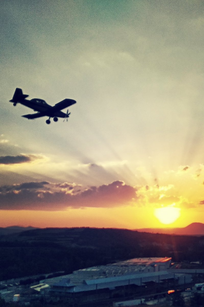 ManuMcWild's tweet photo. Con la llegada del #ocaso los medios aéreos se van retirando a sus respectivas bases. Los equipos terrestres seguirán a pie de fuego. En la foto el #TZ5 en corta final 33 del Aeropuerto de #Noain, #Pamplona (#Navarra). GRACIAS POR EL SERVICIO #IFArtajona @briflubia @BrifDaroca https://t.co/qPVdGkyMj3