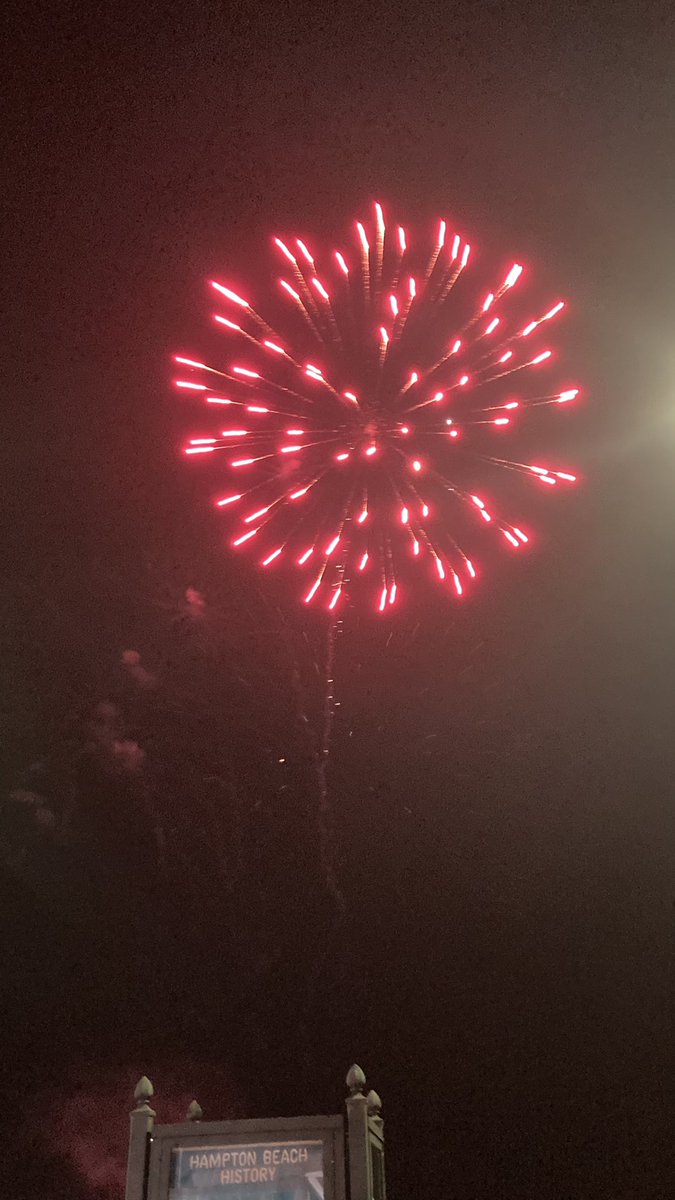MichaelDaGaymer's tweet photo. I got an air spray pride shirt and saw some fireworks. Amazing fireworks show 🎆🎇👏🏻 #GayPride #Pride #PrideShirt #Gay #GayGuy #LGBTQ #LGBTQIA #LGBT #Gaymers #Fireworks #Firework #FireworkShow #AmazingShow #BeautifulFireworks https://t.co/Z7XAMiHQva
