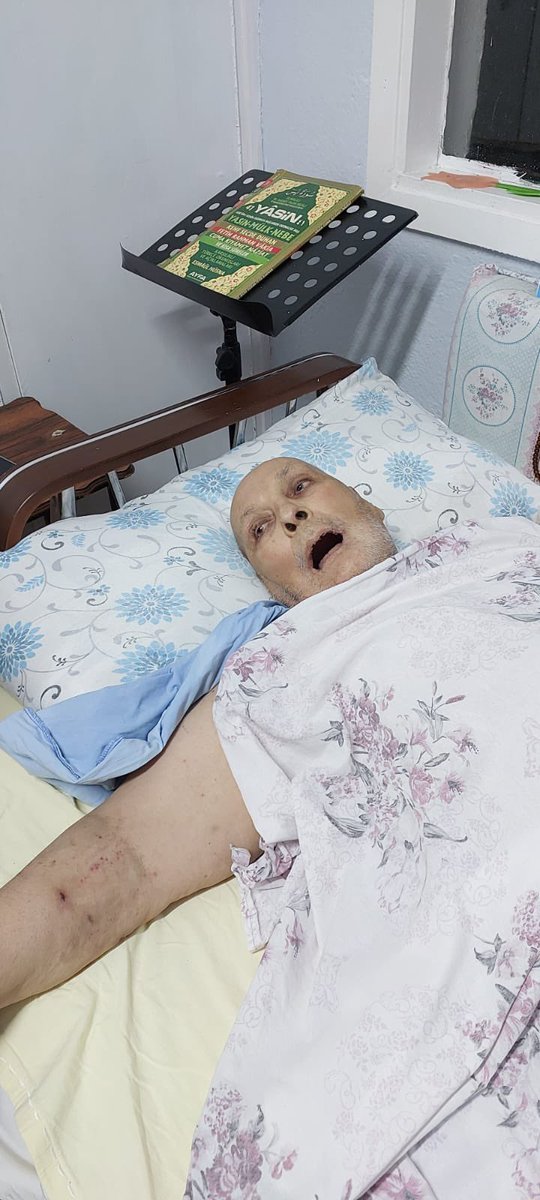 sevincozarslan's tweet photo. Canım Mustafa amca şu an itibariyle Manisa’daki evine döndü. Sedyeyle almışlardı, sedyeyle bıraktılar. 

Doktor oğlu Süleyman Türk, babasının 24 gün içinde çöktüğünü söyledi. 

Kelimeler kifayetsiz. @bulent_arinc @adalet_bakanlik 

#KHKlıİçinMeclisGöreve 

https://t.co/XwVud0meQs https://t.co/4CbBzDozn3