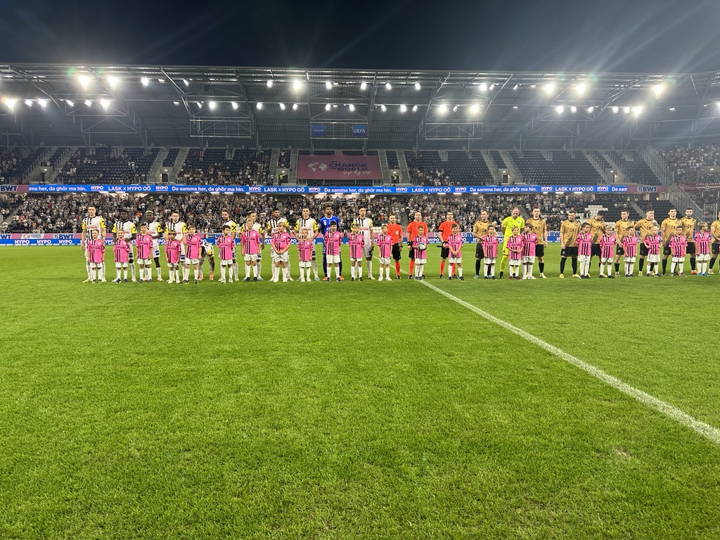 LASK_Official's tweet photo. Anpfiff im Europacup in der Raiffeisen Arena. Let’s go!
______________________________
⚫⚪ASK 0-0 HSK 🔴⚪
#ASKHSK #UEL 1’ https://t.co/iyE18OYpxc