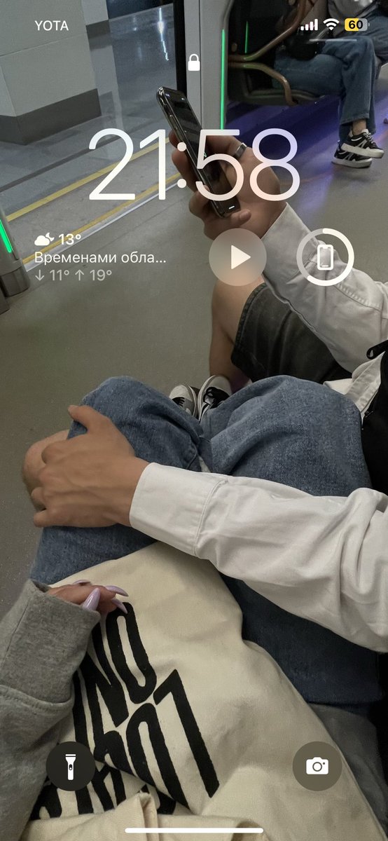 pomegranateteaa's tweet photo. твой вайб – это

1. скриншот обоев
2. последняя прослушанная песня
3. первое фото из пинтерест 
4. последнее фото из галереи https://t.co/s1z8ZQh9iU