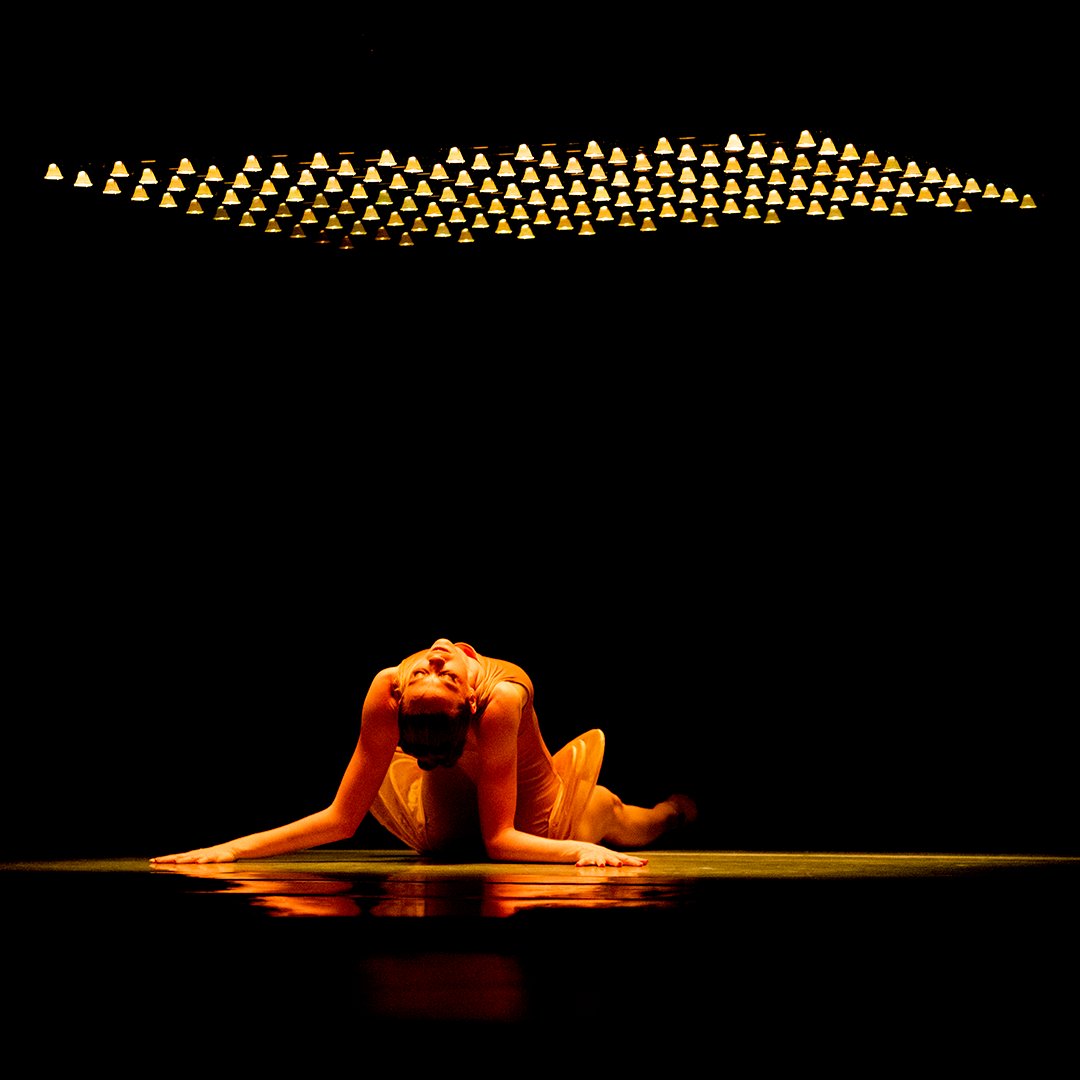 vidf's tweet photo. In our 2021-2022 fiscal year, the VIDF celebrated our return to in-person performances by presenting one of our favorite ballet companies, Alonzo King LINES Ballet. 

Pictured is Maddie DeVries performing in "The Personal Element." https://t.co/3Vnvz2m8R9