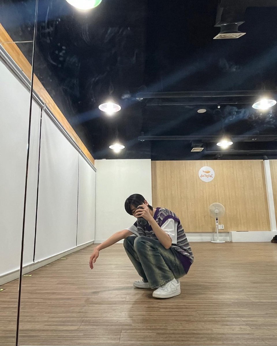 YeojunArchive's tweet photo. "I was eating french fries today
I spilled ketchup on my pants.
Be careful of ketchup, everyone😖"

#JANGYEOJUN #장여준 #JELLYFISHENT #젤리피쉬 https://t.co/H8YpMcQcgp