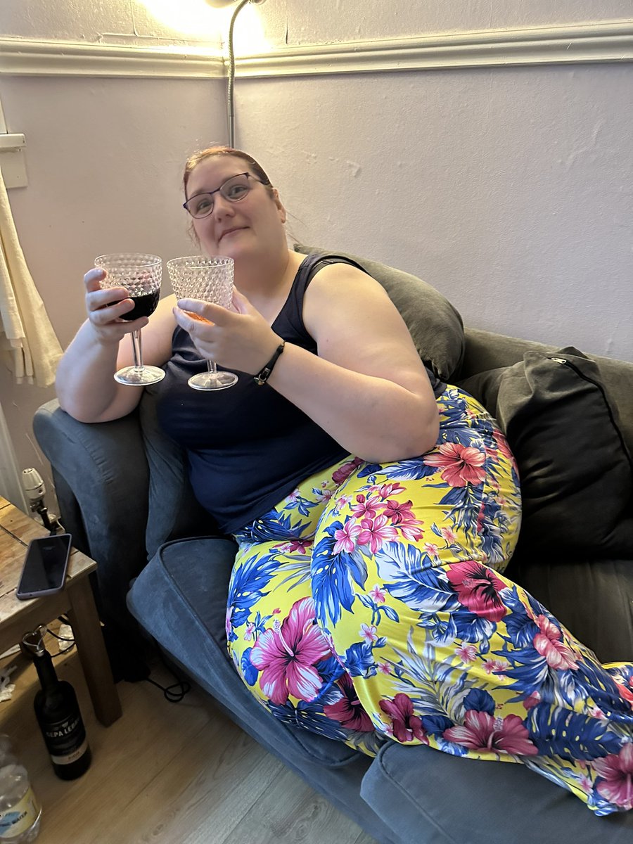 stacemcw's tweet image. Who wants a live space with me and @LauraCassels1 later? We’re drinking and eating and drinking more ❤️ 🍷
#livespaces #fun #larries #comehither 💙💚🤣