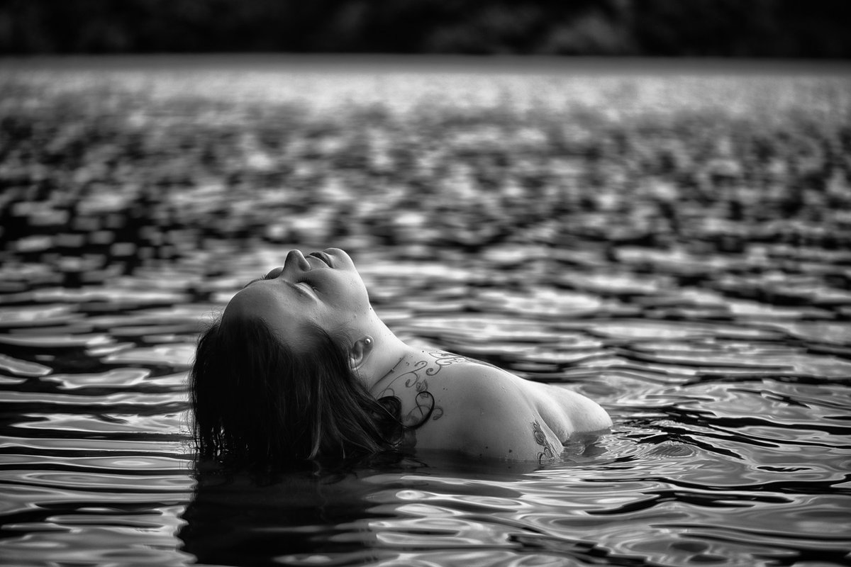 OfFiddler's tweet photo. Du liegst
Und spürst nur Dich
Und das Wasser
Die Welt ist fern
Alltag nur eine Illusion
Eine Störung der Harmonie
Für einen Moment verklungen
Der sich nach Ewigkeit anfühlt
Words by Fiddler of Light
Model: Anne
#wassershooting #waterphotoshoot #nudeinnature #nudeinwater https://t.co/2OqeEmdfmc