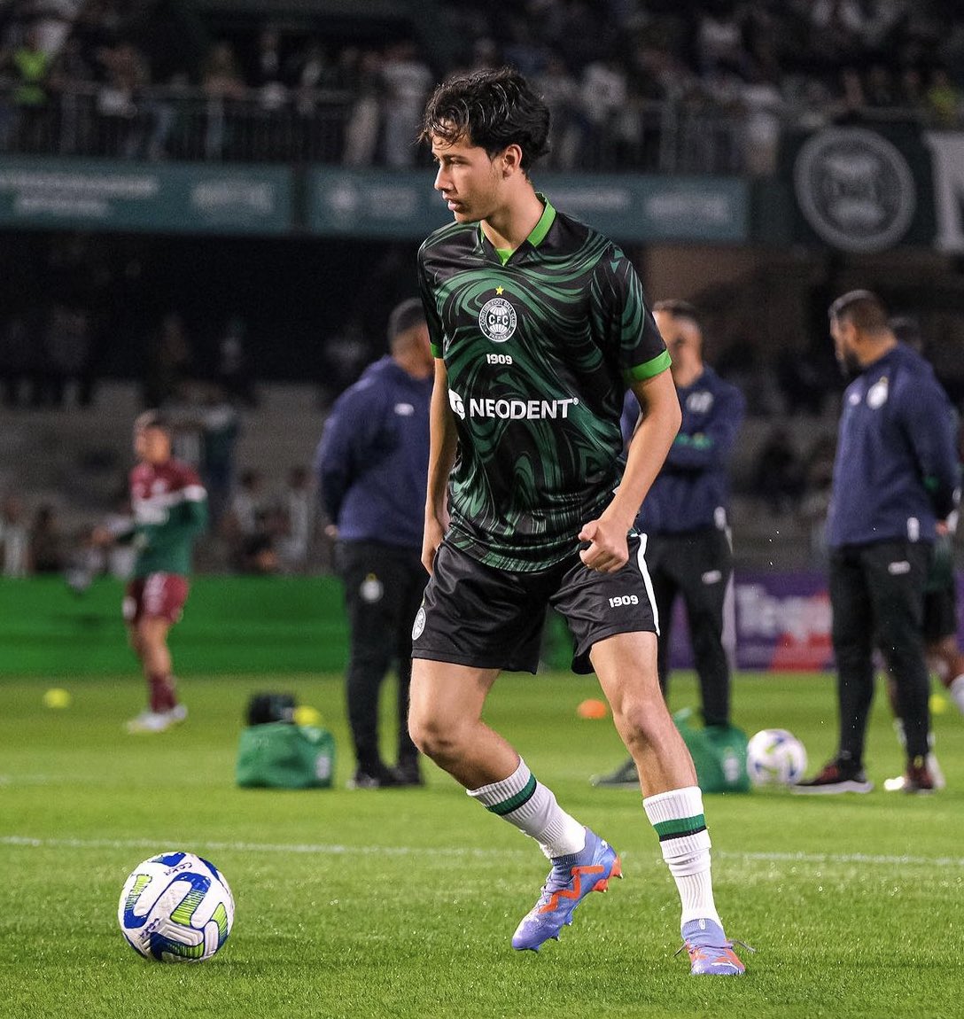 O meia Gabriel Silva está deixando o Coritiba…

O jogador, que foi contratado por empréstimo, junto ao Grêmio, em abril e sequer chegou a atuar pelo Coxa, esta de malas prontas para o futebol russo.