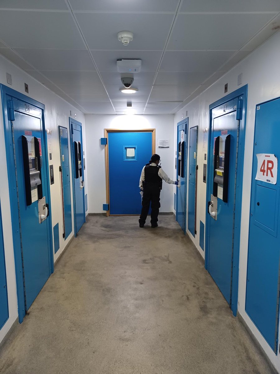 Further to our post on the 9th August, the same shoplifter was seen by PCSO Spilsbury before being chased down and arrested by PC Allo. She's now safely locked away to attend court. #ChiswickGunnersbury
#BootsUK #SaferNeighbourhoods #teamworkmakesthedreamwork