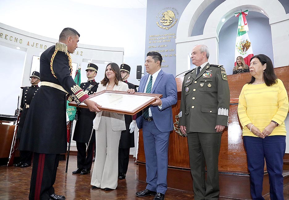 AntenaSanLuis's tweet image. En #SesiónSolemne develan en el muro de honor del salón de plenos del #PoderLegislativo &quot;2023 año del bicentenario del heróico #ColegioMilitar” -&amp;gt; antenasanluis.mx/en-sesion-sole…