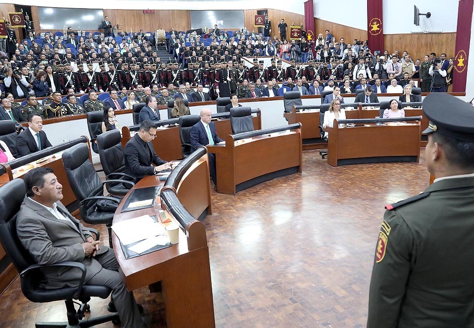AntenaSanLuis's tweet image. En #SesiónSolemne develan en el muro de honor del salón de plenos del #PoderLegislativo &quot;2023 año del bicentenario del heróico #ColegioMilitar” -&amp;gt; antenasanluis.mx/en-sesion-sole…