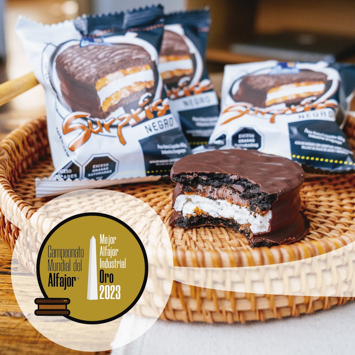 📷📷 ¡Un logro que endulza nuestros corazones! Estamos emocionados de compartir que el alfajor Surprise Negro ha conquistado la medalla de oro en la categoría "Mejor Alfajor Industrial" en el Mundial de Alfajores 2023 📷📷.