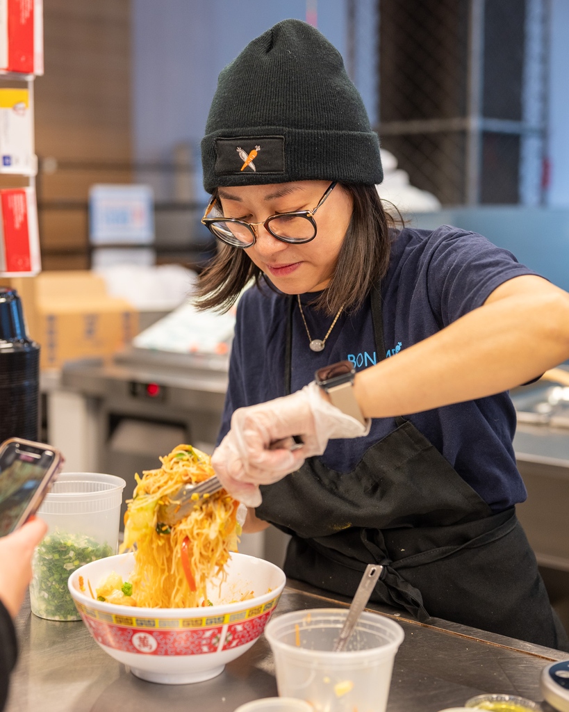 bonme's tweet photo. a little behind-the-scenes moment of Ali filming a reel about our Singapore Style Noodles 🎬

@vistaprint #vistapartner #vistacollective

#bonme #bonmebites #singaporenoodles #asianfoods #noodledish #madeinboston https://t.co/IqOLgZjBdZ