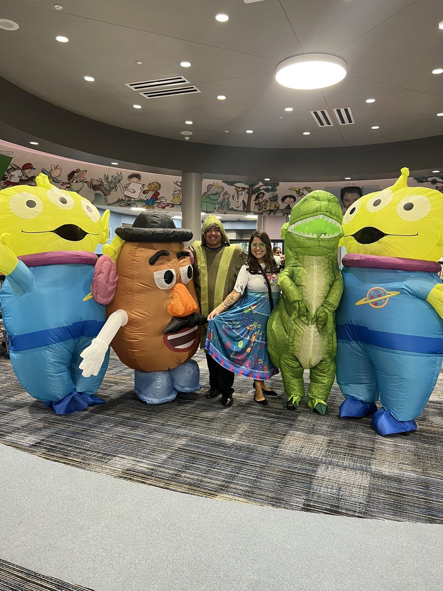 MrsDennisGarcia's tweet photo. Meet the Teacher was so much fun! 🤗We are ready for a magical year! #DisneyTheme #Encanto #ToyStory #BANEspirit @BaneElementary @cdiazcfisd @Ms_Reinhardt @Sralla3 @RosaAceves89 @SarahCa09814977 https://t.co/9f6KWRGE25