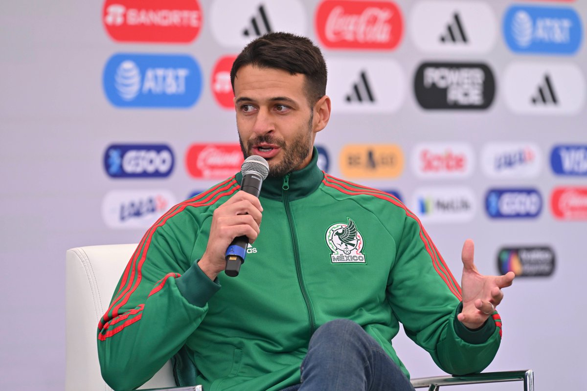 Multidisciplinary development. ⬇️

Medicine. 🩺
Nutrition. 🍎
Physical preparation. 🏃🏻
Wellness. ✓
Mental health. 🧠
Tactical analysis. ⚽️
Technology &amp; analysis. 💻

🎙️: <a href="/JArnaizLastras/">Javier Arnaiz</a> 
#VamosTodos