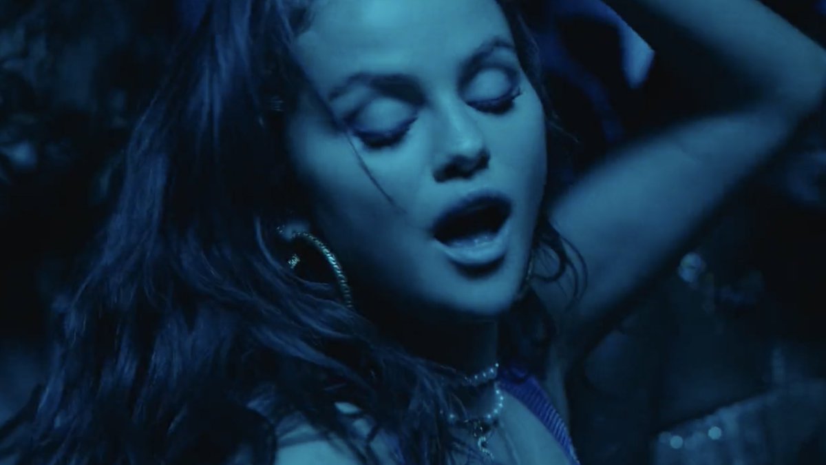 archivesgowmez's tweet photo. SELENA GOMEZ. SINGLE SOON. https://t.co/2CdAZ64tOR