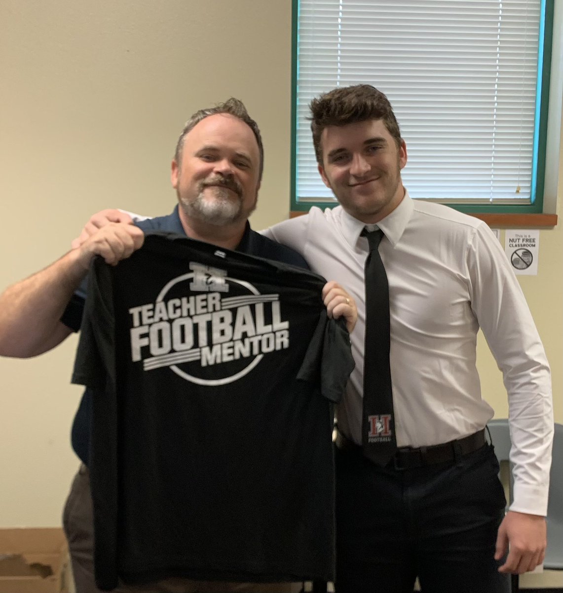 JacksenPatten's tweet photo. Thank you for supporting the Hamilton Husky Football team, and keep on being a great teacher, mentor, and dad! @Husky_Football7 @coach_patten https://t.co/fGJoi5JWUf