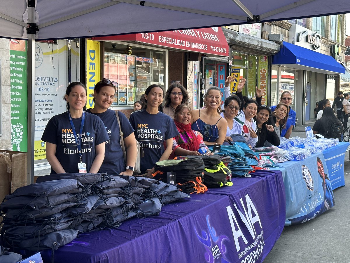Back to school week in Corona Laza! Thank you @CatalinaCruzNY for organizing a 2nd annual backpack giveaway on Tuesday with the Corona Plaza Streets Vendors Association

Big thank you to @HispanicFed & @ElmhurstHealth @newyorkcares for your support to make it possible!