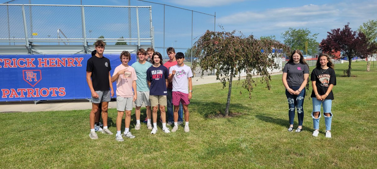 GabrielOberlin's tweet photo. #Turf  &amp; #Landscape class walked the campus to evaluate the condition of our trees.  This Weeping Crabapple is in great shape. 👍 https://t.co/L6jzx2I43W