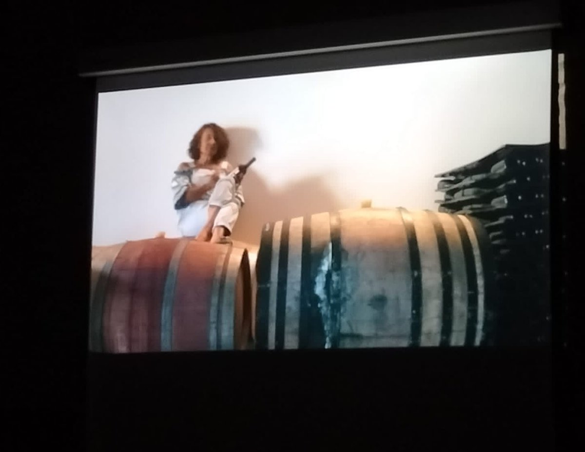 Avui el #MostenRuta torna a Ciutadilla de la mà de @lavalldelcorb per tornar a obrir la finestra al #cinemadelvi. I avui les protagonistes són les històries de vida de les dones del vi de "Y a la viña también" de la <a href="/chicagarnacha/">Irene Guede Arboniés</a> i de "As rebeldes do viño" de <a href="/lavukusic/">DÉBORAH VUKUŠIĆ</a>.