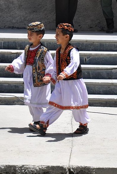 Lalkaar_'s tweet photo. The account seems to have some truth to it, as the garb of the Khalsa [long baggy robe without slits, usually in blue] matches with historical depictions of Pashtun clothing as well as modern traditional garments https://t.co/VIGmWs4C6J
