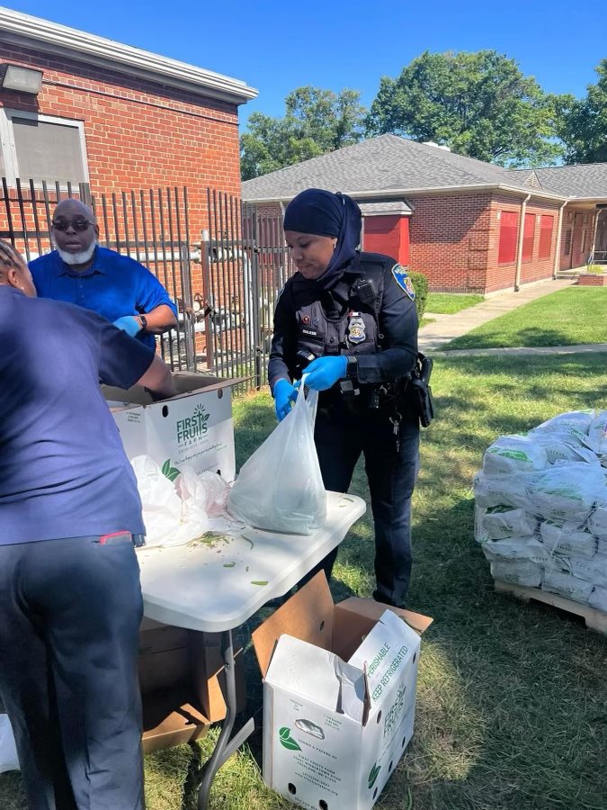 BaltimorePolice's tweet photo. #BPD P/O Walker and our Chaplains dedicated their time today to give food to the Brooklyn Homes Community. We appreciate you all, and thank you! #BpdForGood #Communitypolicing https://t.co/GXjnr3Dj8v