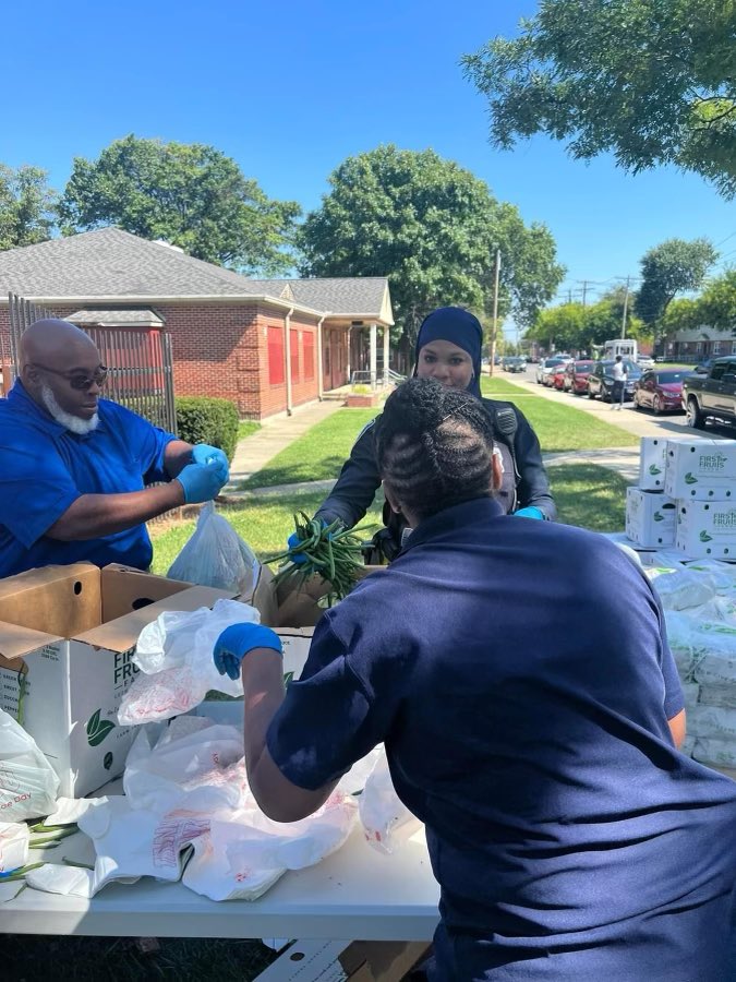 BaltimorePolice's tweet photo. #BPD P/O Walker and our Chaplains dedicated their time today to give food to the Brooklyn Homes Community. We appreciate you all, and thank you! #BpdForGood #Communitypolicing https://t.co/GXjnr3Dj8v