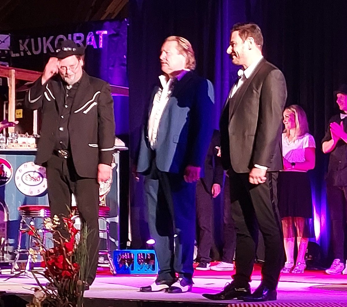 jjyvasjarvi's tweet photo. Kuin silloin ennen - Kulkukoirat - Sorsakoski, Taipale, Kari Tapio, Pakarinen, Taavitsainen. Upea ilta ex-Elanto #Backas show &amp; dinner. https://t.co/JVDB69OYvm