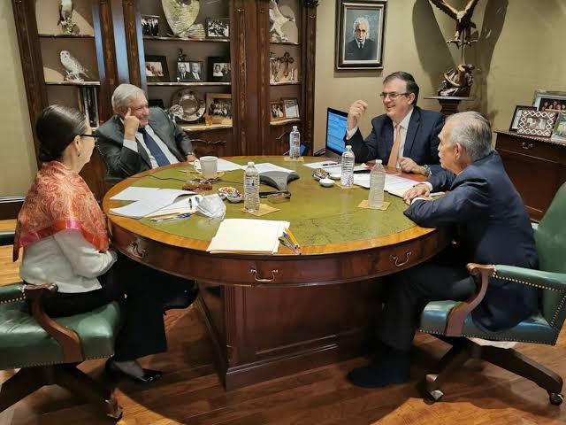 rugeriomarin77's tweet photo. @jnavarretegon @XochitlGalvez Construida por Alfonso Romo, asesor y amigo de López Obrador. Aquí los vemos con todo y la traductora presidencial, tratando asuntos del T-MEC; volaron a la casa de Romo en Mty. Así de importante para el presidente es el tipo. https://t.co/BMLqHJ4g75