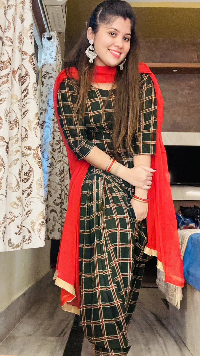 SubhasmitaSah20's tweet photo. Desi girl in a dedi world!!Jhumka or bindii ufff!~😜 https://t.co/gSEsdbT3nv