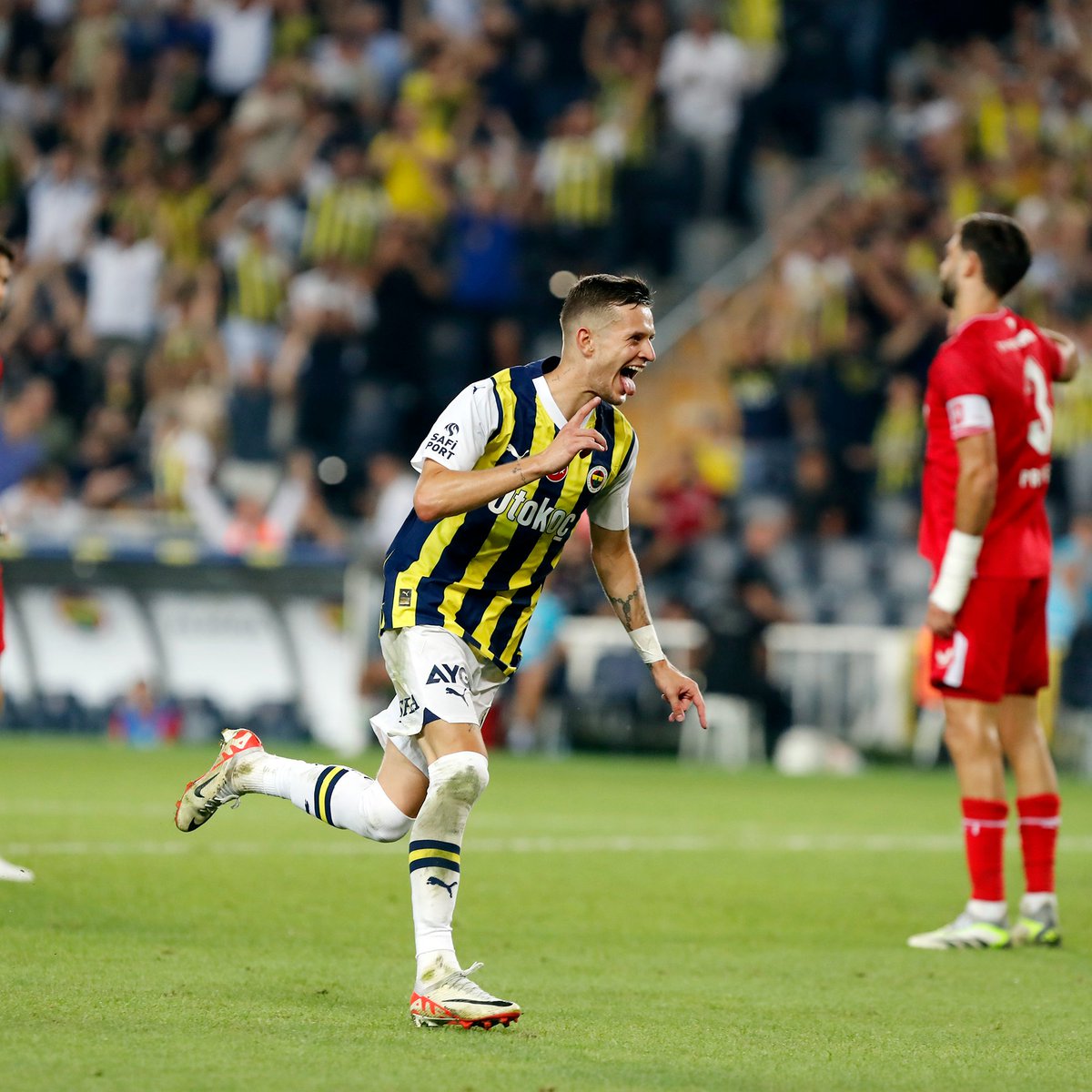 Fenerbahce's tweet photo. 𝚂𝚎𝚋𝚊𝚜𝚝𝚒𝚊𝚗 𝚂𝚣𝚢𝚖𝚊𝚗𝚜𝚔𝚒 🤩 https://t.co/sEgF9SQR47