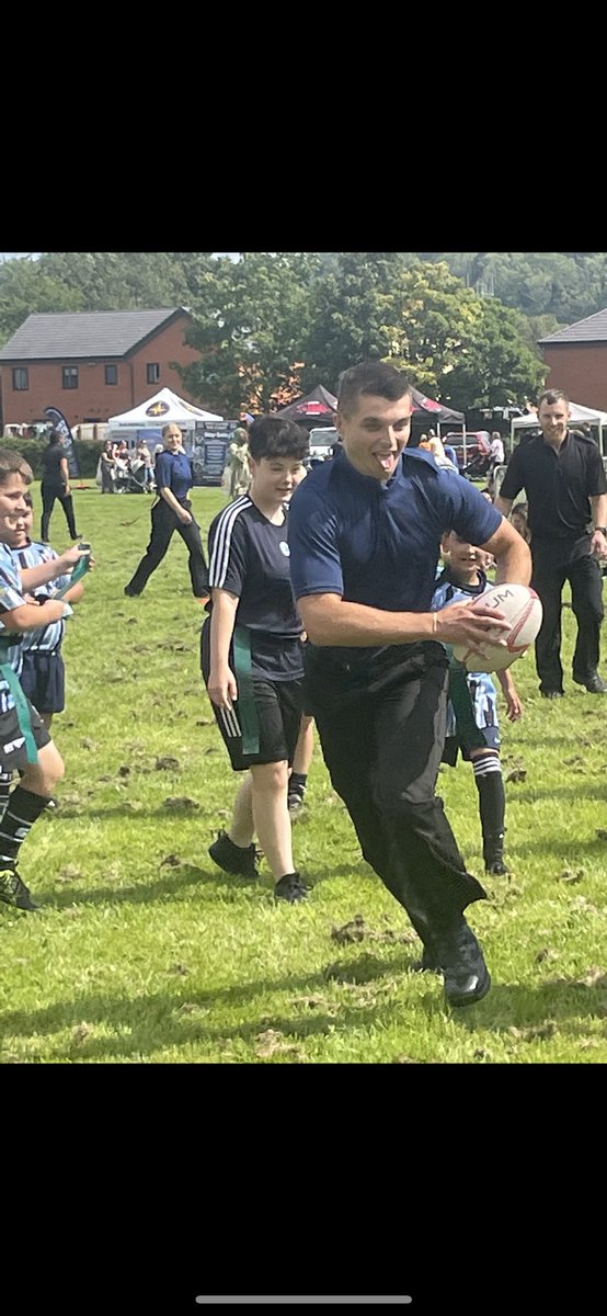 Building relationships and breaking down barriers - rugby is more than a sport, it is about teaching our children a sense of community and pride as to who they are as individuals and what they can bring to the people around them 💪🏼 @swpolice @SWPCardiff @WRU_Community #Rugby