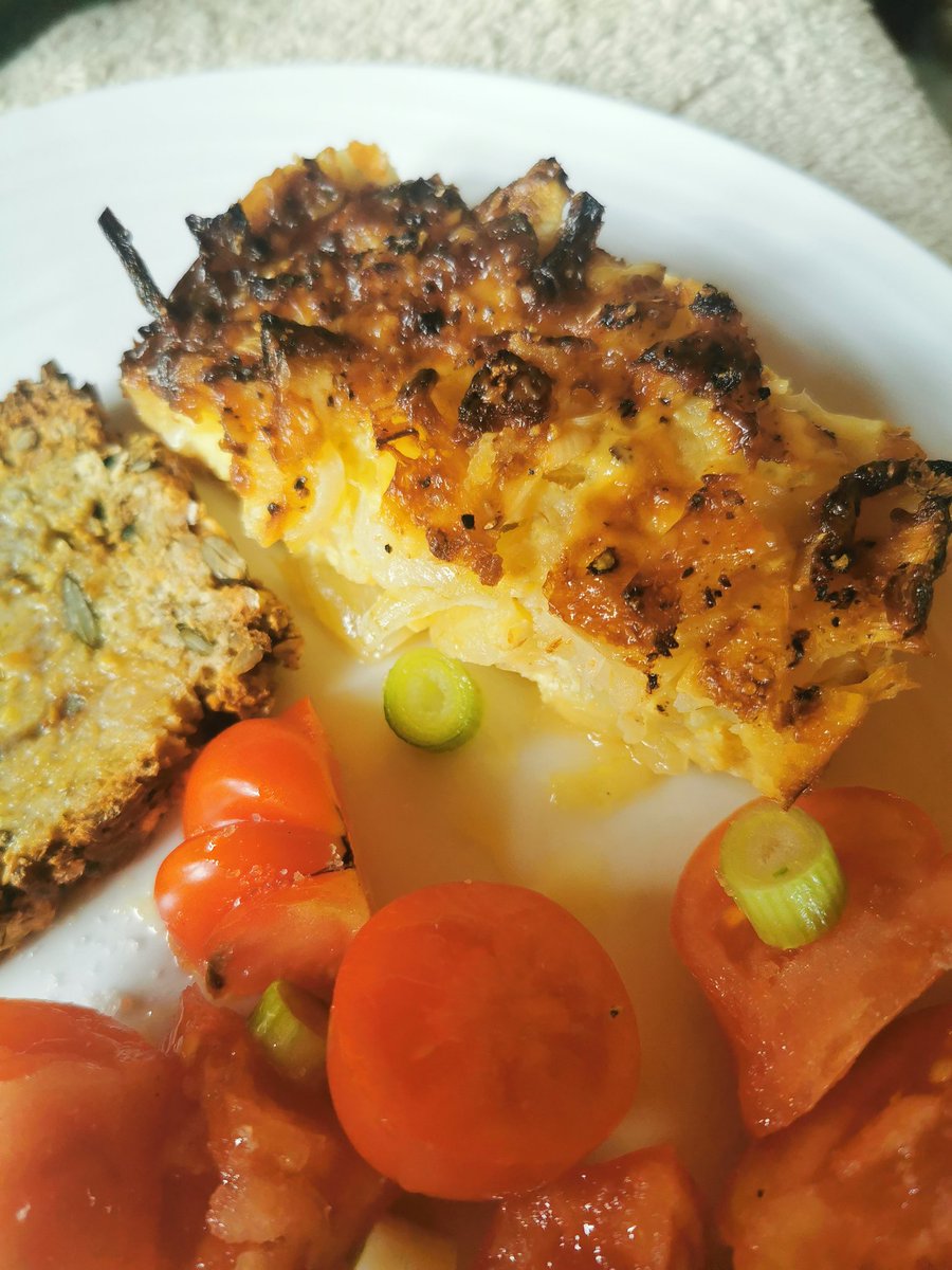 Veronic00630093's tweet image. A plain, supper snack for my veggie pal. Cheddar &amp;amp; white onion quiche, fresh toms from the garden, spring onions and homemade porridge bread. #simplefood