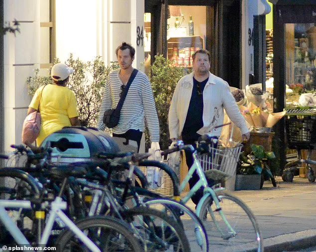 SpainStyless's tweet image. 📸|| ¡Más de Harry y James Corden paseando ayer por Londres!