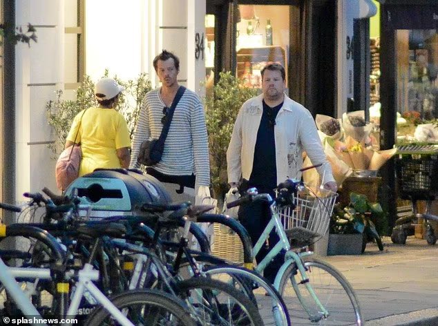 SpainStyless's tweet image. 📸|| ¡Más de Harry y James Corden paseando ayer por Londres!