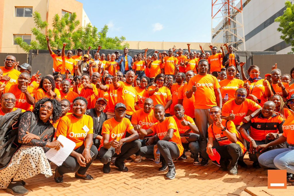 mamadouc7's tweet photo. Chez @OrangeBurkina, nos valeurs prennent vie à travers des actions concrètes. 
Ce jeudi, nous avons vécu notre 3e valeur, 𝙡'𝙚𝒏𝙜𝒂𝙜𝒆𝙢𝒆𝙣𝒕, avec une mobilisation exceptionnelle. #TousEngagés, nous avons sillonné les différents marchés, au plus près de nos clients.
Bravo à la toute la team #OBF.
𝐸𝑛𝑔𝑎𝑔𝑒́𝑠, 𝑛𝑜𝑢𝑠 𝑟𝑒́𝑢𝑠𝑠𝑖𝑟𝑜𝑛𝑠,
𝑃𝑜𝑢𝑟 𝑙𝑒 𝑏𝑜𝑛ℎ𝑒𝑢𝑟 𝑑𝑒 𝑛𝑜𝑠 𝑐𝑙𝑖𝑒𝑛𝑡𝑠.
#LeadTheFuture