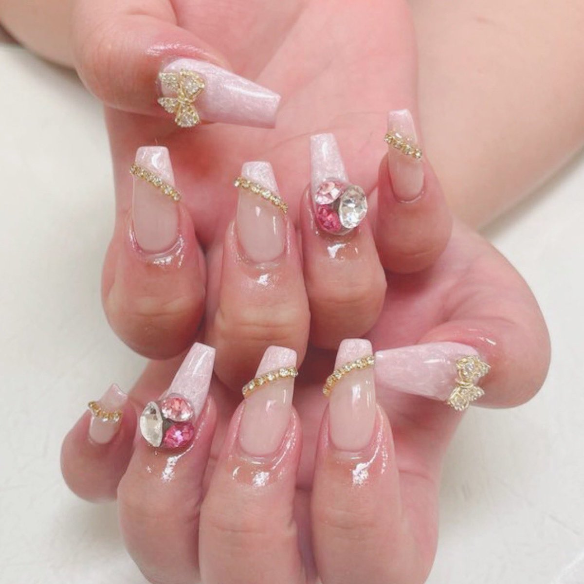 _97626's tweet image. 仕事辞めるの決まってすぐ髪染めに行ってネイルも可愛くして幸せ幸せ〜ずっとニートでいいわ〜✌🏻🥲✌🏻