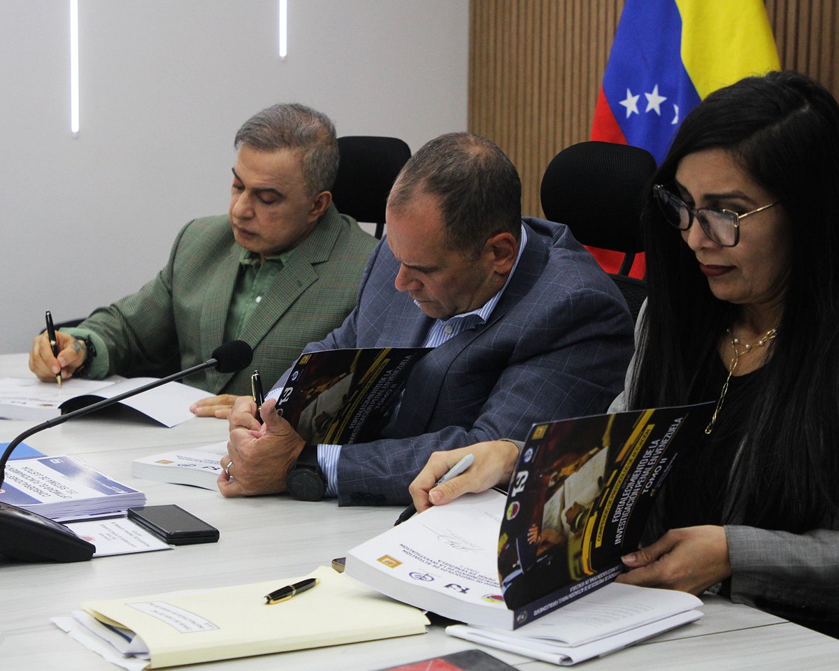 MijpVzla's tweet photo. #24AGO || El Vpdte. Sect. AJ @CeballosIchaso1 junto a autoridades del Estado venezolano, aprobaron los Instructivos de las Casas de Justicia tipo I, II y III, y el 2do Tomo del Compendio de Protocolos de Actuación para el Fortalecimiento de la Inv. Penal.

#VenezuelaEsBRICS https://t.co/ITIfXkNCYM