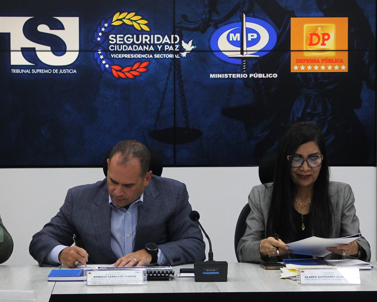 MijpVzla's tweet photo. #24AGO || El Vpdte. Sect. AJ @CeballosIchaso1 junto a autoridades del Estado venezolano, aprobaron los Instructivos de las Casas de Justicia tipo I, II y III, y el 2do Tomo del Compendio de Protocolos de Actuación para el Fortalecimiento de la Inv. Penal.

#VenezuelaEsBRICS https://t.co/ITIfXkNCYM