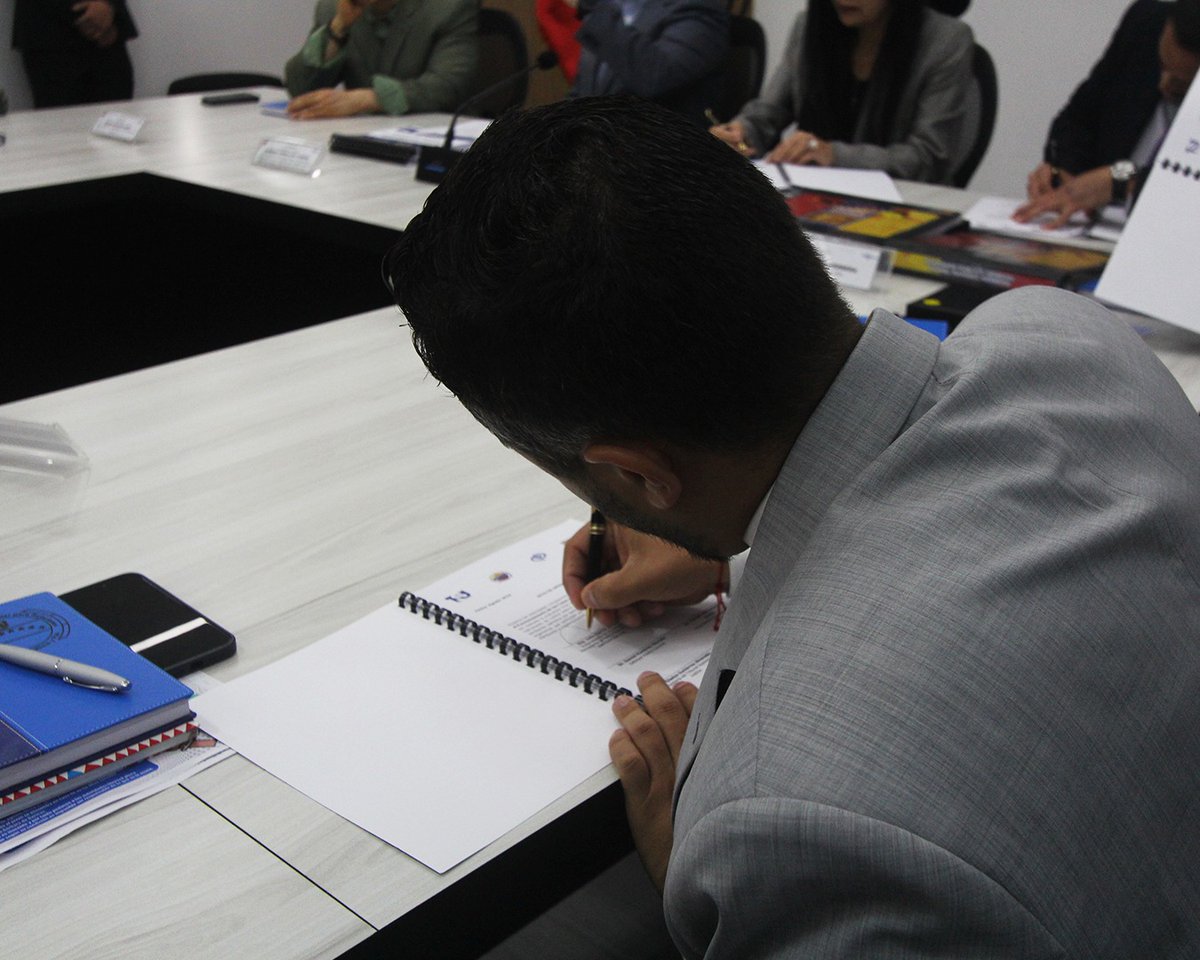 MijpVzla's tweet photo. #24AGO || El Vpdte. Sect. AJ @CeballosIchaso1 junto a autoridades del Estado venezolano, aprobaron los Instructivos de las Casas de Justicia tipo I, II y III, y el 2do Tomo del Compendio de Protocolos de Actuación para el Fortalecimiento de la Inv. Penal.

#VenezuelaEsBRICS https://t.co/ITIfXkNCYM