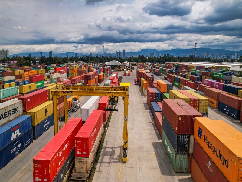 InfoTransportes's tweet image. 👉cutt.ly/UwjzV6OL

Desde la Terminal Intermodal de @FerrovalleMX el flujo de trenes y contenedores se mantiene sin contratiempos. Desde el 14 de agosto, las líneas de transporte han vuelto a la carga, asegurando una operación fluida🛤️🙌 #LogísticaEficiente