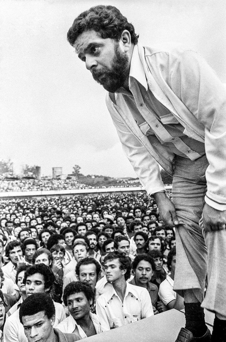 inst_lula's tweet photo. ✊Uma foto que carrega muita história!

Lula foi um dos principais nomes da nova geração de dirigentes sindicalistas que, em plena ditadura, organizou os trabalhadores para lutar por direitos.

Abaixo, @lulaoficial durante assembleia dos metalúrgicos, em 1978. 

📸 Rosa Gauditano https://t.co/fk4VcEMNfd