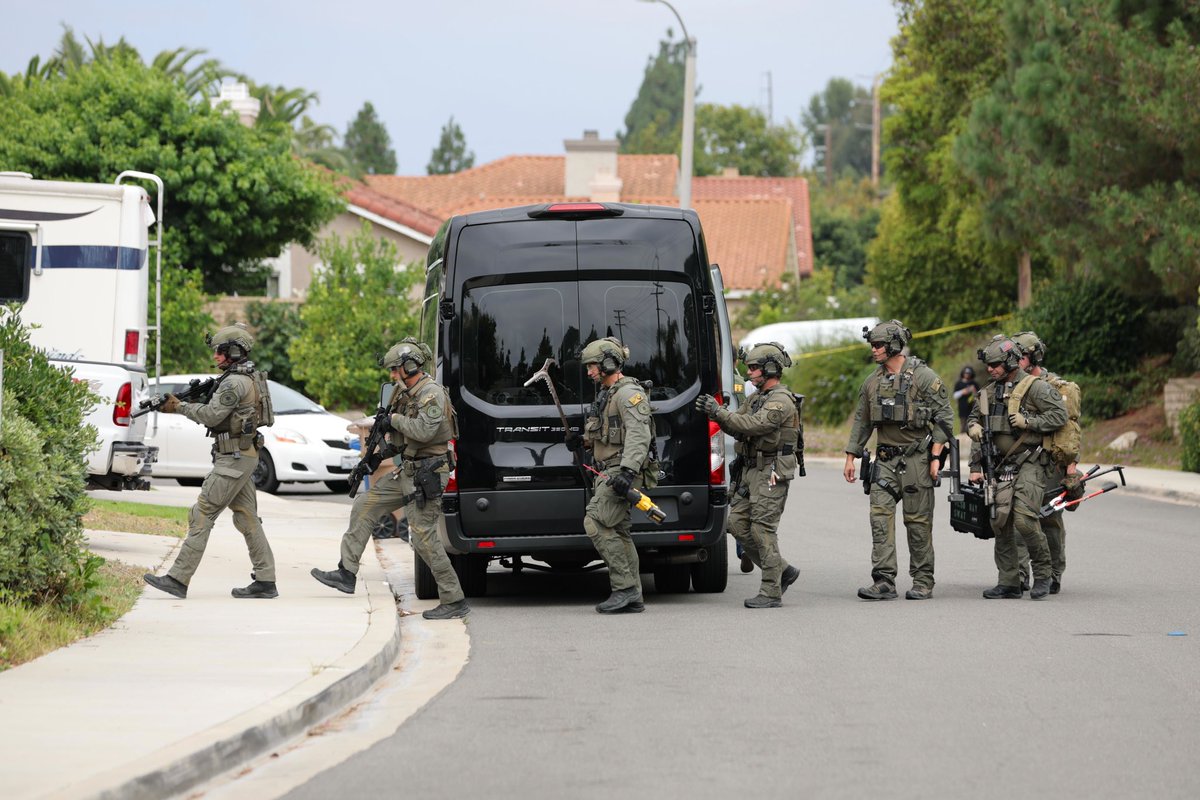 CamarilloAcorn's tweet image. .@OCSheriff deputies descend on a house in Camarillo connected to the investigation of last night’s fatal mass shooting at Cook’s Corner bar in the Trabuco Canyon section of Orange County. @Michael_Coons photo. #acornnewspaper #camarillo #CooksCorner #OrangeCounty #TrabucoCanyon