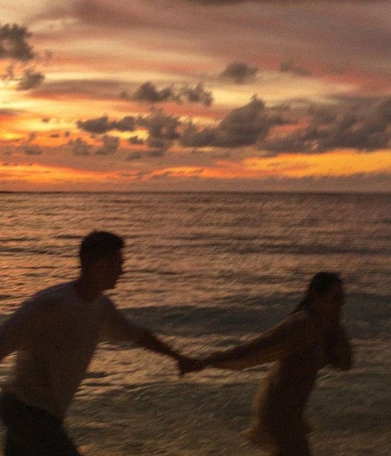 Dün seni sevdim,
Bugün de seviyorum,
Öbür gün borcum olsun.
Yaşarsam söz, yine seni seveceğim. 

| Nazım Hikmet Ran.