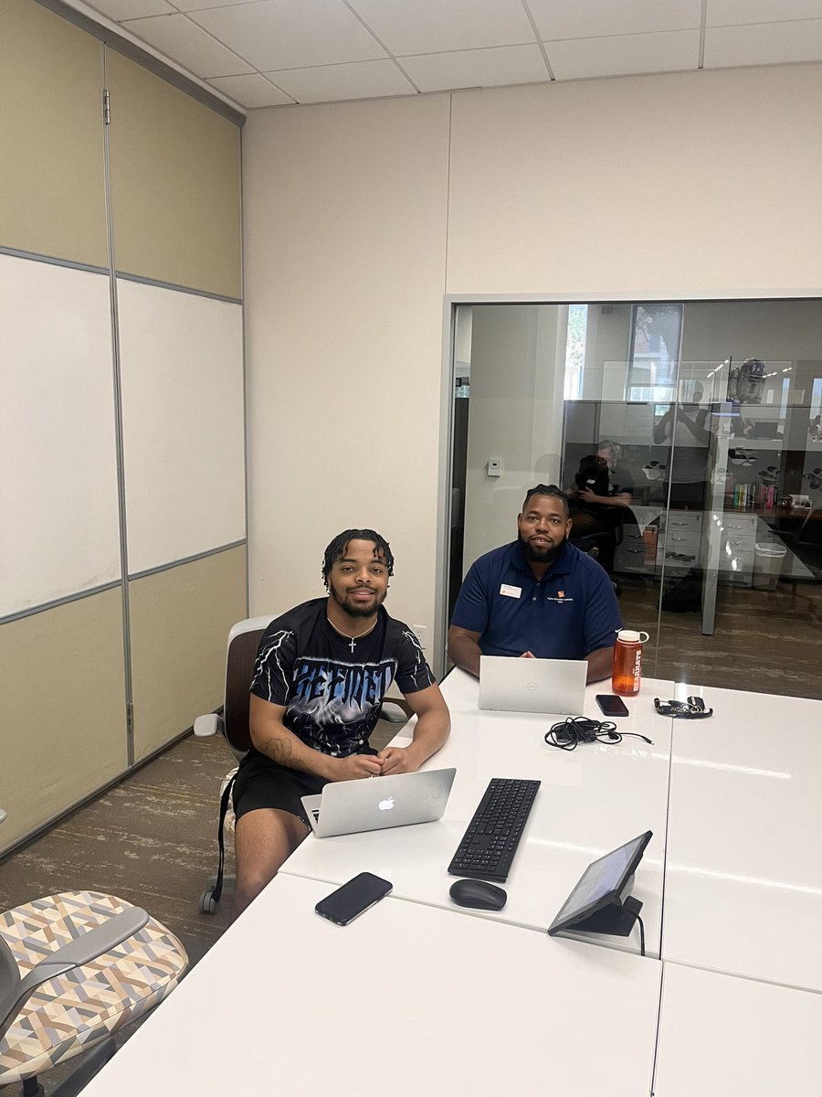 Great work with our advisor to officially kickstart this Fall 2023 semester. Stay tuned for some big announcements coming your way! 📢 #Fall2023 #Shsu23 #welcomeweek #INNOVATORS #united