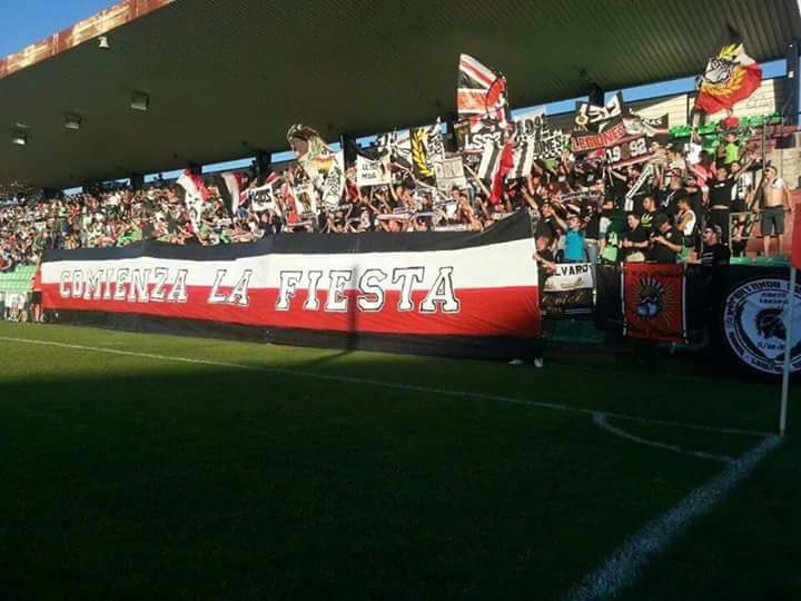 Vuelven las palmas, vuelven los cánticos y vuelven las banderas ondeando. 

Pásate por la grada este sábado y hazte con la primera edición del Legionzine por solo 1€. 

Rogamos a nuestros simpatizantes y compañeros de grada que accedan al Romano con la suficiente antelación.