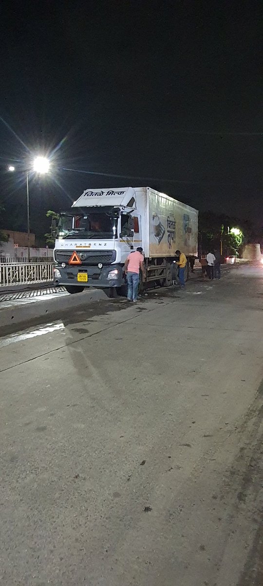 HamidHoda1's tweet photo. I have seen several of this type of incidents in this month at same place same condition.
Location:  Deccan College Corner near Bombay shapper, Pune.
@CPPuneCity 
@PuneCityPolice
@ThePuneMirror @PuneTimesOnline
@PMCPune

#RoadSafety #punenews #SmartCity #IndiaOnTheMoon https://t.co/MRMwHEP9he