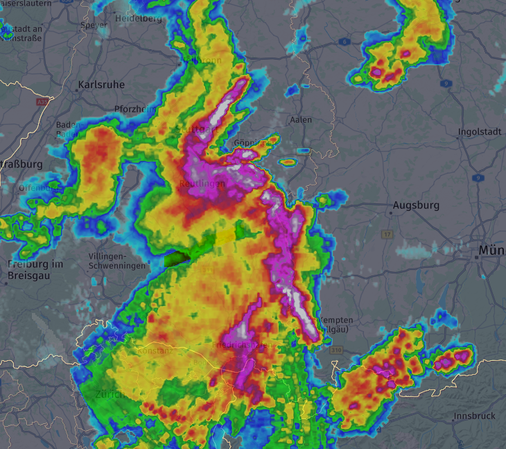 TemplinMartin's tweet image. Nice #Bowecho now in southern Germny. You can clearly sea the #RearInflowJet. #Gewitter. ACHTUNG: STURM/ORKAN! #Gewitter @UWR_de